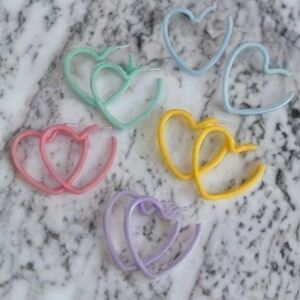 MODCLOTH RETRO SET OF 5 ACRYLIC HEART EARRINGS 1